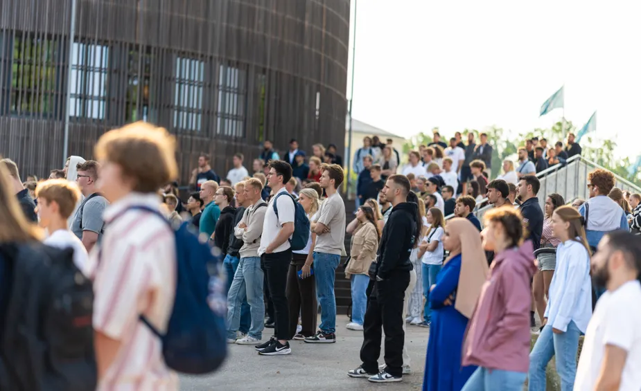 En folkmassa som står utanför Campus Karlskrona vid uppropet