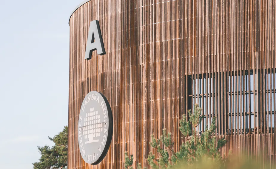 Hus A, en rund byggnad med en skylt på sidan av den