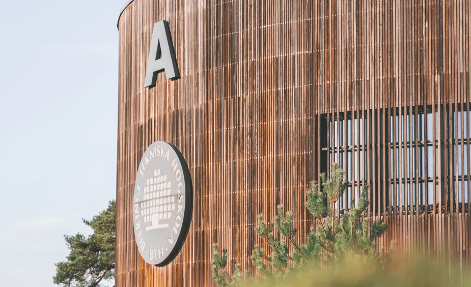 Hus A, en rund byggnad med en skylt på sidan av den