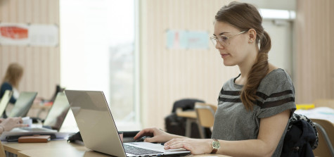 Kvinnlig student på fysiskplanering