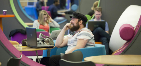 studenter pluggar i biblioteket