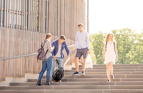 Studenter på campus