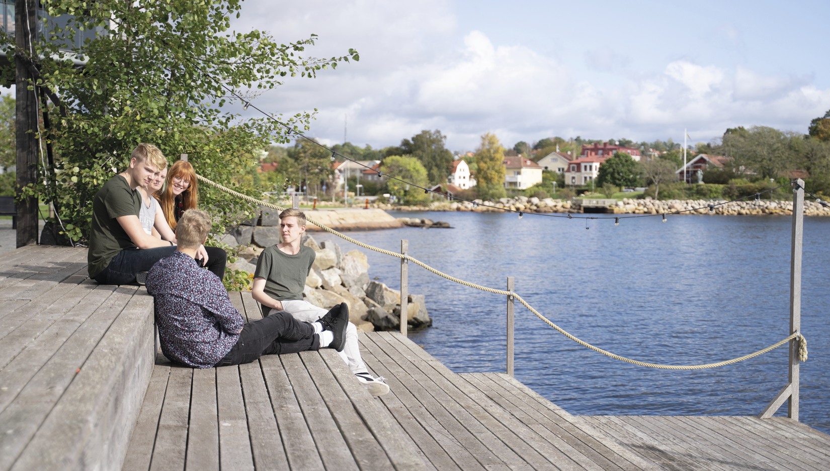 Foto på studenter på bryggan utanför Campus Karlshamn