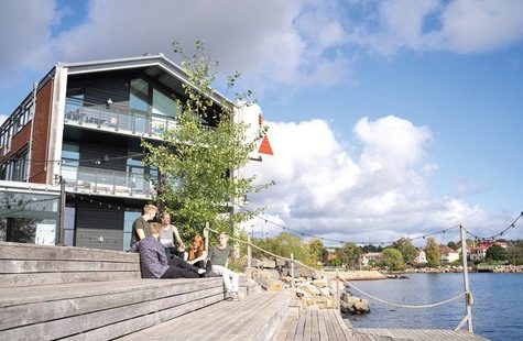 Foto på studenter på bryggan utanför Campus Karlshamn