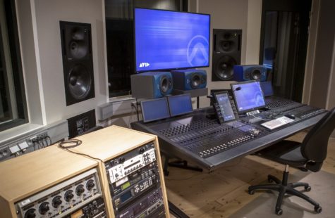 Foto från ljudstudion med mycket teknik och mixerbord