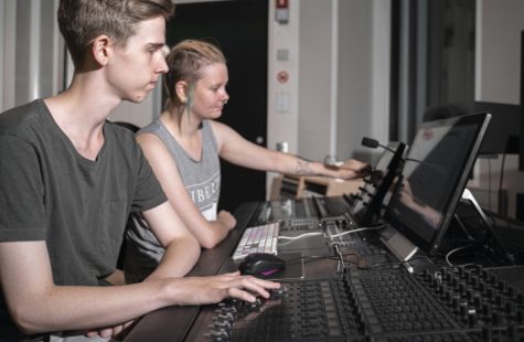 Foto på studenter som arbetar i musikstudion, Campus Karlshamn