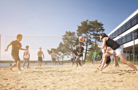 Foto på studenter som spelar volleyboll utanför Campus Karlskrona