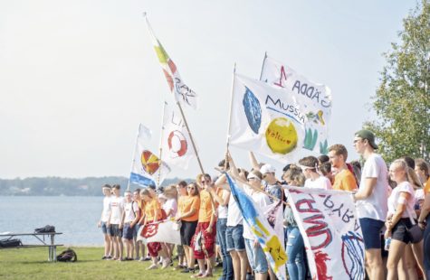 Foto på studenter med fanor under introduktionsveckan, nere vid vattnet, Campus Karlskrona