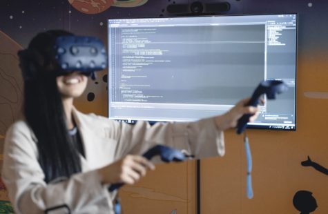 Foto på student med VR-headset