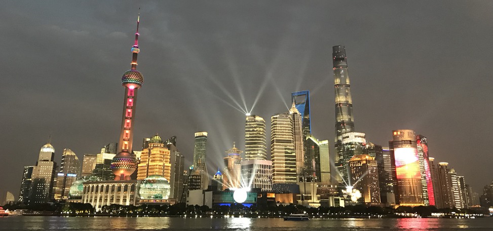 Shanghais stadsvy, med höga skyskrapor och många ljus