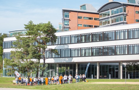 Ett foto på studenter som samlats utanför skolan under introduktionsveckan