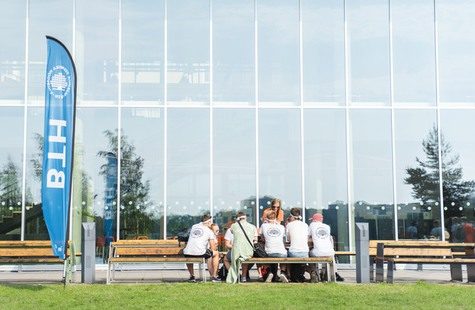 Studenter på bänk utanför campus