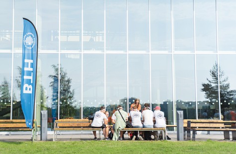 Foto på en samling studenter utanför skolan 