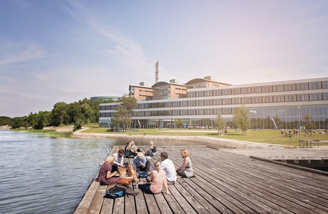 Foto på studenter som lunchar vid skolans brygga