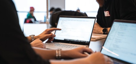 Närbild på studenter som arbetar med laptop