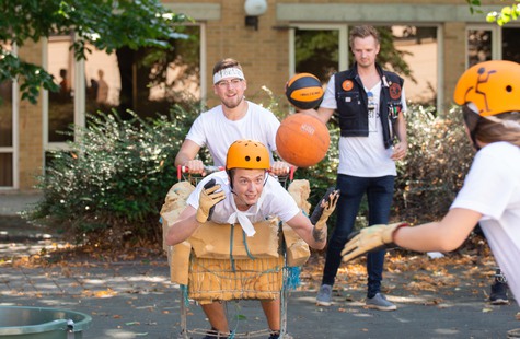 Foto på två studenter under introduktionsveckan