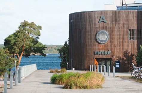 Foto på entrén till Campus Gräsvik