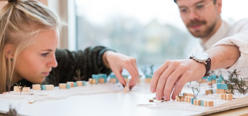 Två studenter arbetar med en modell