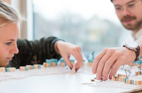 Två studenter arbetar med en miniatyrmodell av en stad