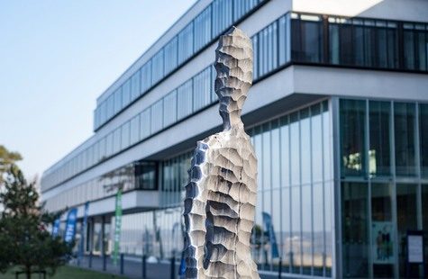 Staty utanför Campus Gräsvik
