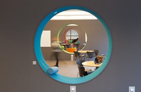 Runda färgglada fönster i biblioteket