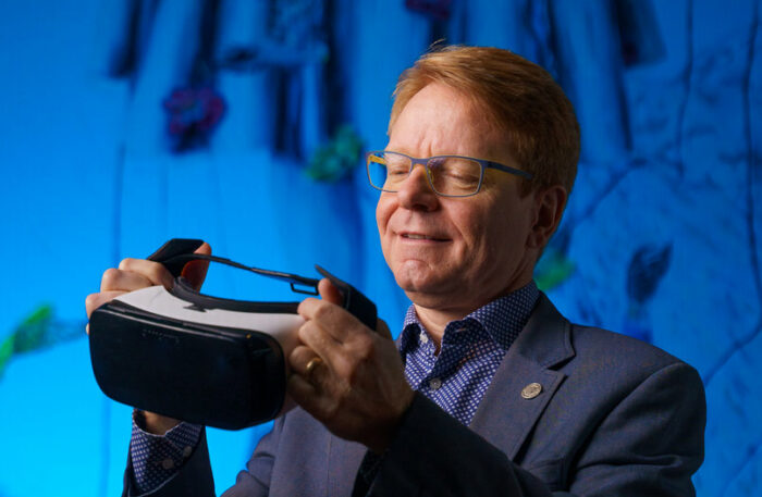 Rektor Mats Viberg med ett VR-headset