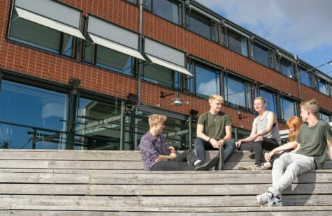 Studenter på bryggan utanför Campus Karlshamn