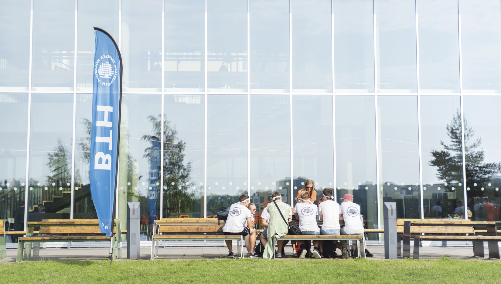 Studenter på bänk på campus