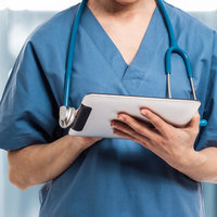 Doktor med surfplatta