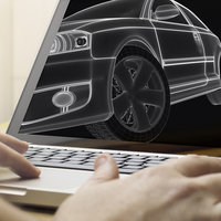 Händer vid laptop med en designskiss av en bil