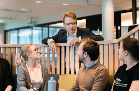 Rektor pratar med studenter