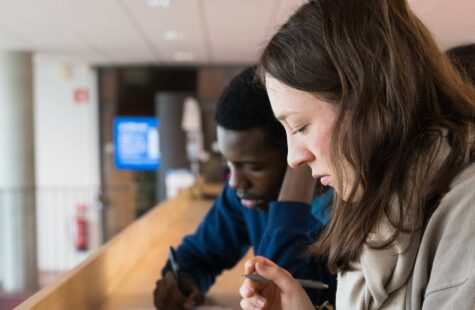 Internationella studenter som studerar på campus