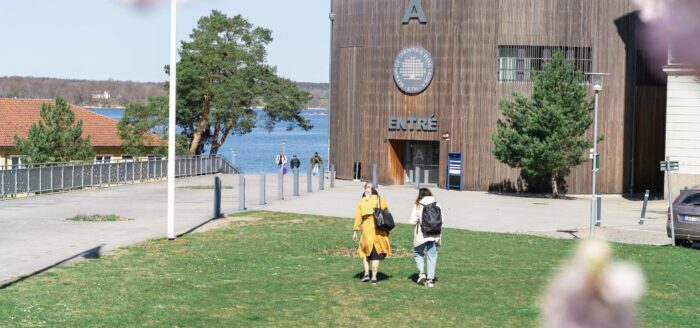 BTH:s entré och två studenter.