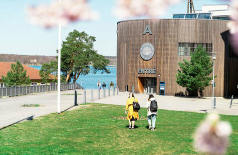 Studenter på väg mot hus A, Campus Karlskrona