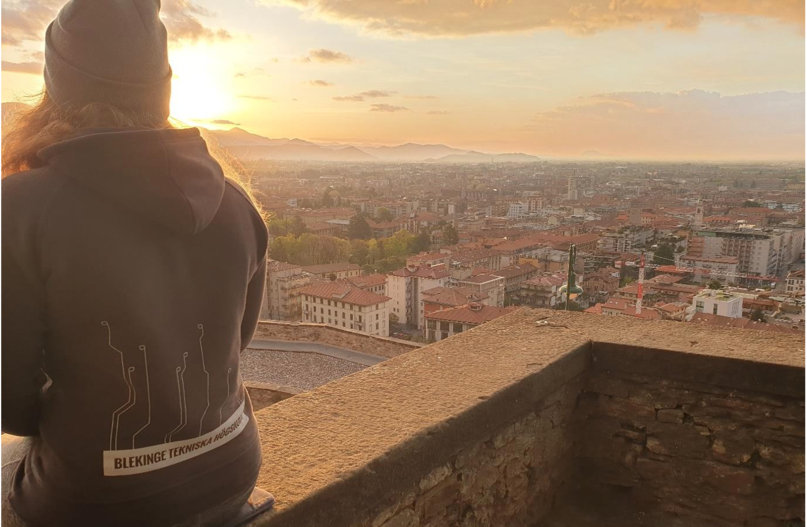 Student blickar ut över det italienska landskapet med ryggen mot kameran