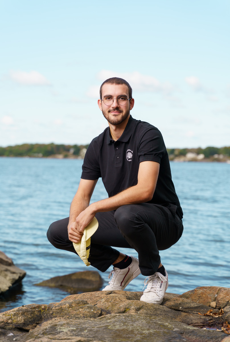 Aladin, student på BTH, vid havet på Campus Karlskrona.