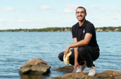 Aladin, student på BTH, vid havet på Campus Karlskrona.