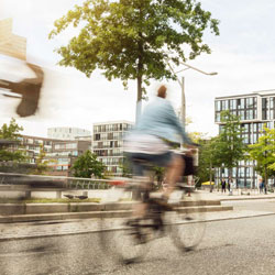 Person som cyklar i en stadskärna