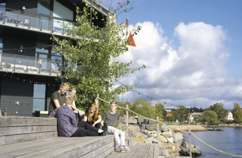 Studenter på bryggan utanför Campus Karlshamn