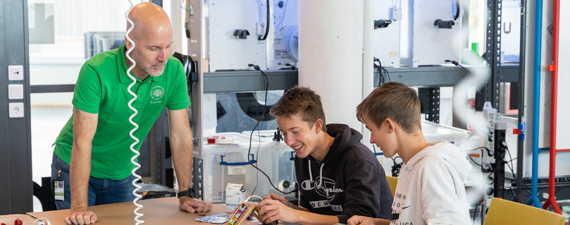 Johan Wall handleder två ungdomar i Makerspace