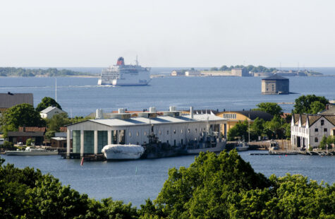 Marinmuseum sett från Bryggareberget med träd i förgrunden, vybild