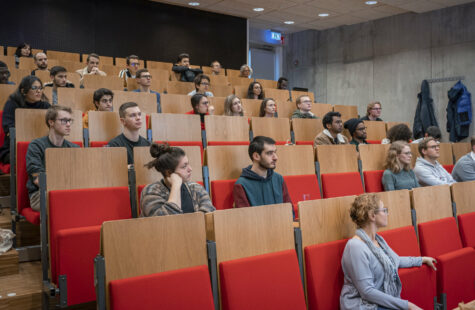 Foto på gradängsal med åhörare