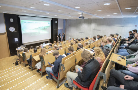 Foto på en gradängsal med studenter