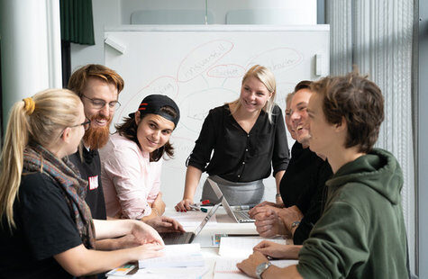 Studenter pratar med varandra. 