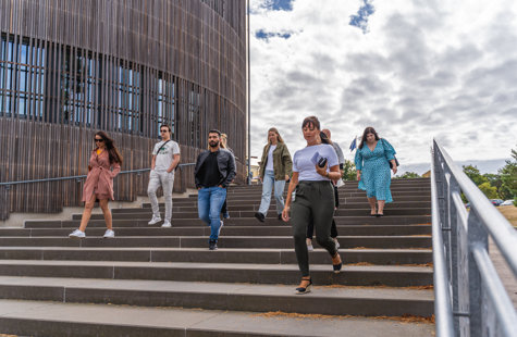 Studenter på campus