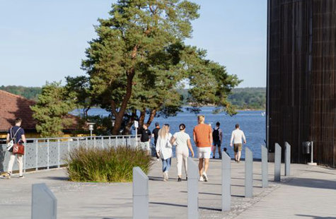 Studenter som är ute och går på campus