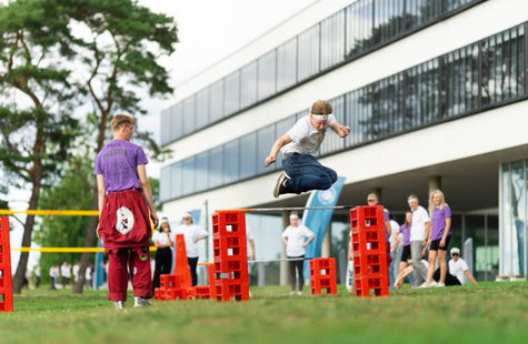 Kille hoppar över hinder under introduktionsveckan på campus.