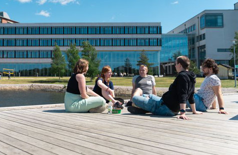 Foto på studenter på bryggan utanför Campus Karlskrona