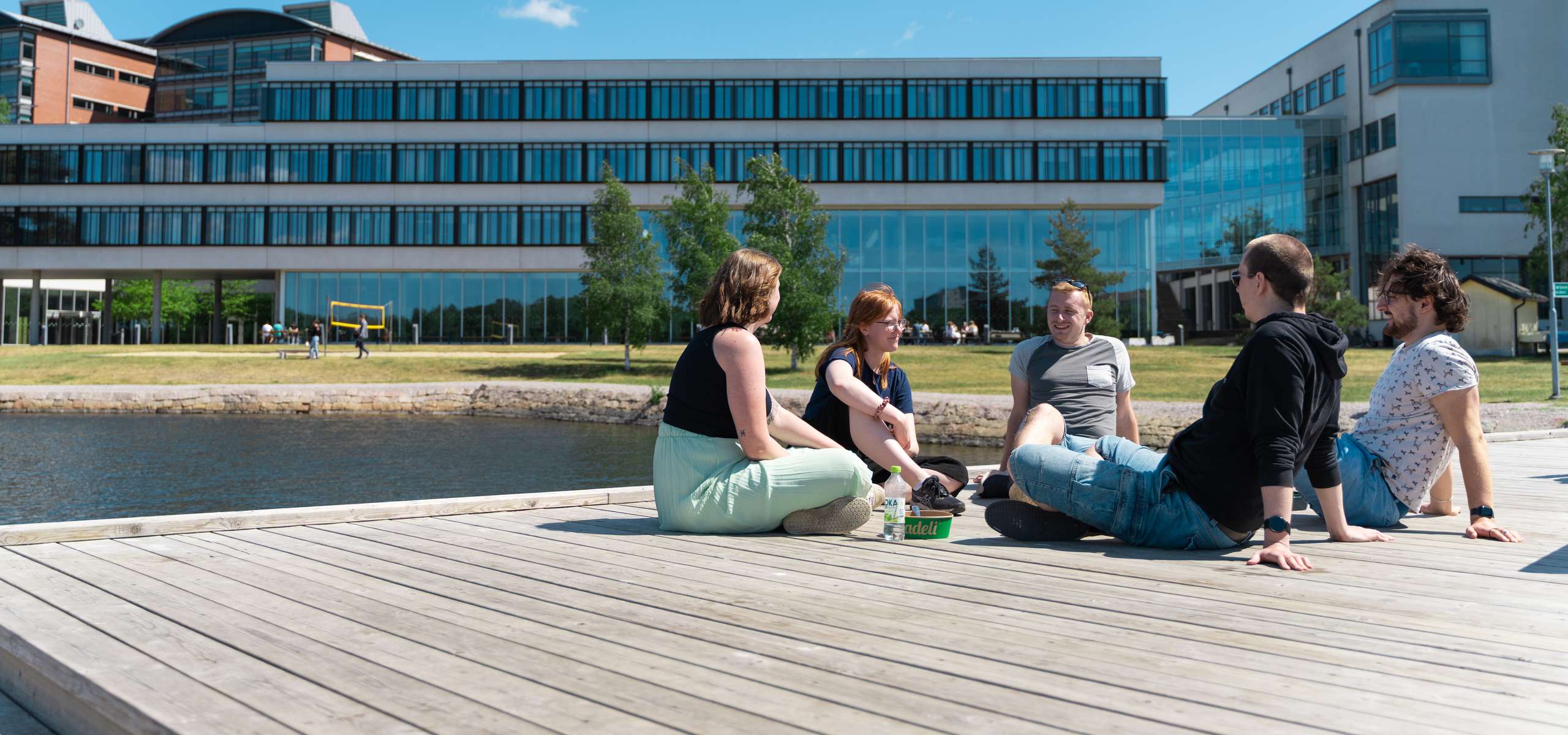 Foto på studenter på bryggan utanför Campus Karlskrona