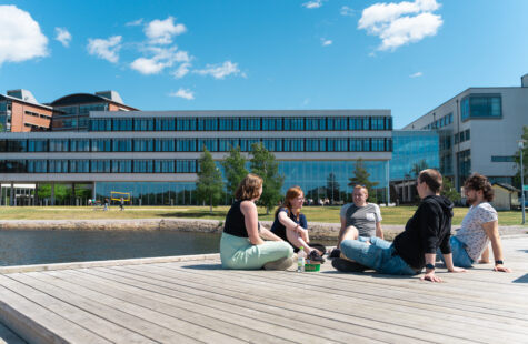 En grupp människor som sitter på en träbrygga